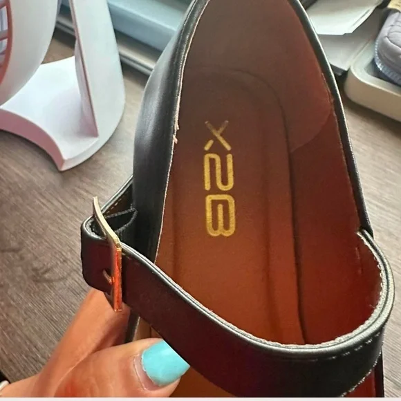 X2B Black faux leather Mary Jane platform heels with gold clasp - Picture 6 of 7